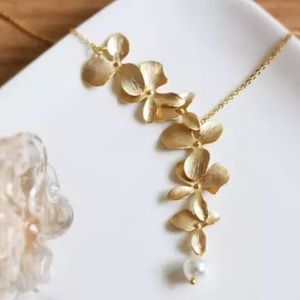 ORCHID GOLD NECKLACE w/ PEARL ACCENT